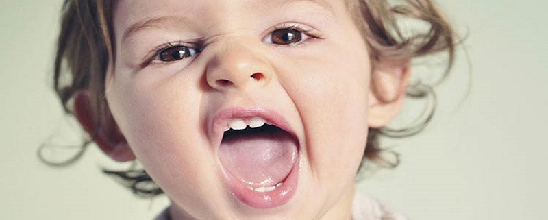 راه های جلوگیری از سیاه شدن دندان نوزاد با قطره آهن
