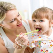 متخصص دندانپزشک کودکان کاشان |تا چه زمانی برای کودکانمان مسواک بزنیم ؟