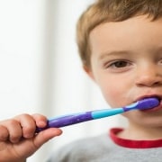 متخصص دندانپزشک کودکان کاشان | مسواک کودکان را چه زمانی باید عوض کرد ؟