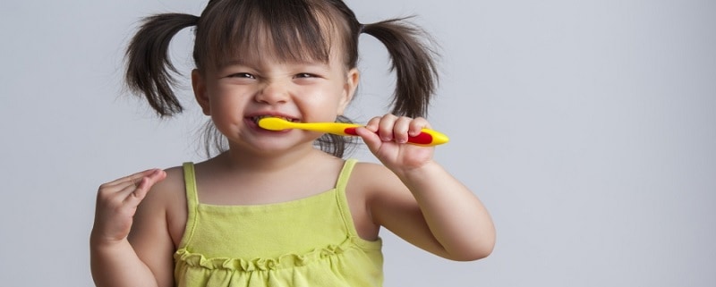 متخصص دندانپزشک کودکان کاشان | مسواک مناسب کودکان