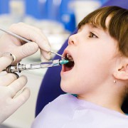 متخصص دندانپزشک کودکان کاشان | استفاده از داروهای بی حسی دندانپزشکی خطری برای کودکان ندارد ؟