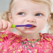 متخصص دندانپزشک کودکان کاشان | زمان مناسب مسواک زدن در طول روز