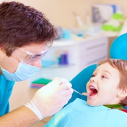 زمان مراجعه به دندانپزشکی و موارد استفاده شیارپوش | متخصص دندانپزشک کودکان کاشان
