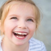 متخصص دندانپزشک کودکان کاشان | استفاده از قطره آهن و تغییر رنگ در دندان های کودکان