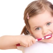 متخصص دندانپزشک کودکان کاشان | سلامت دندان با مسواک زدن و خمیر دندان در کودکان