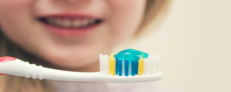 انتخاب خمیر دندان مناسب کودکان | متخصص دندانپزشک کودکان کاشان
